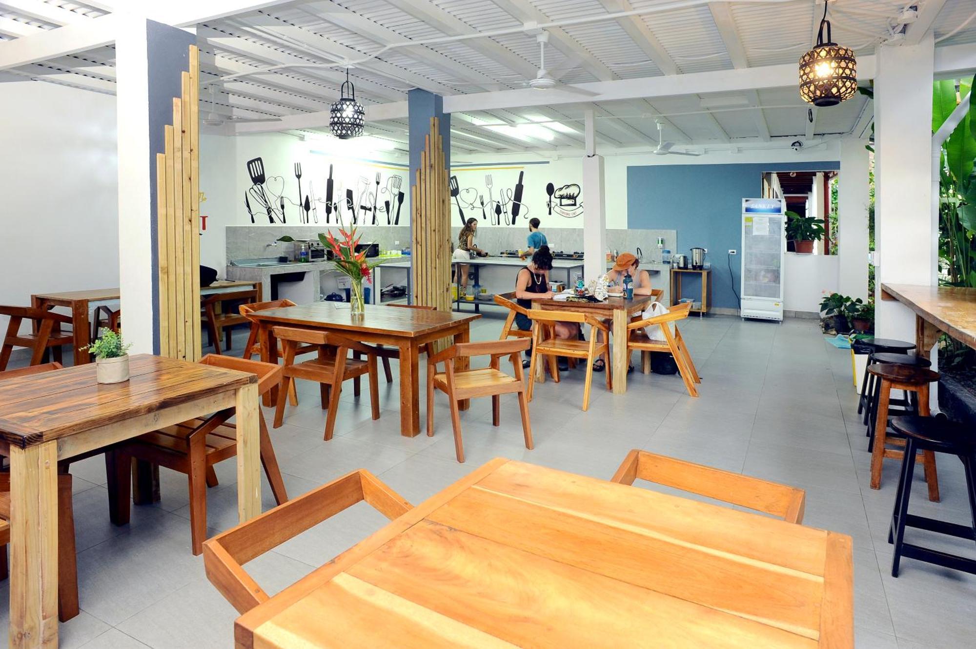 Private Fully Furnished Home At Wide Mouth Frog Hostel Quepos Exteriör bild