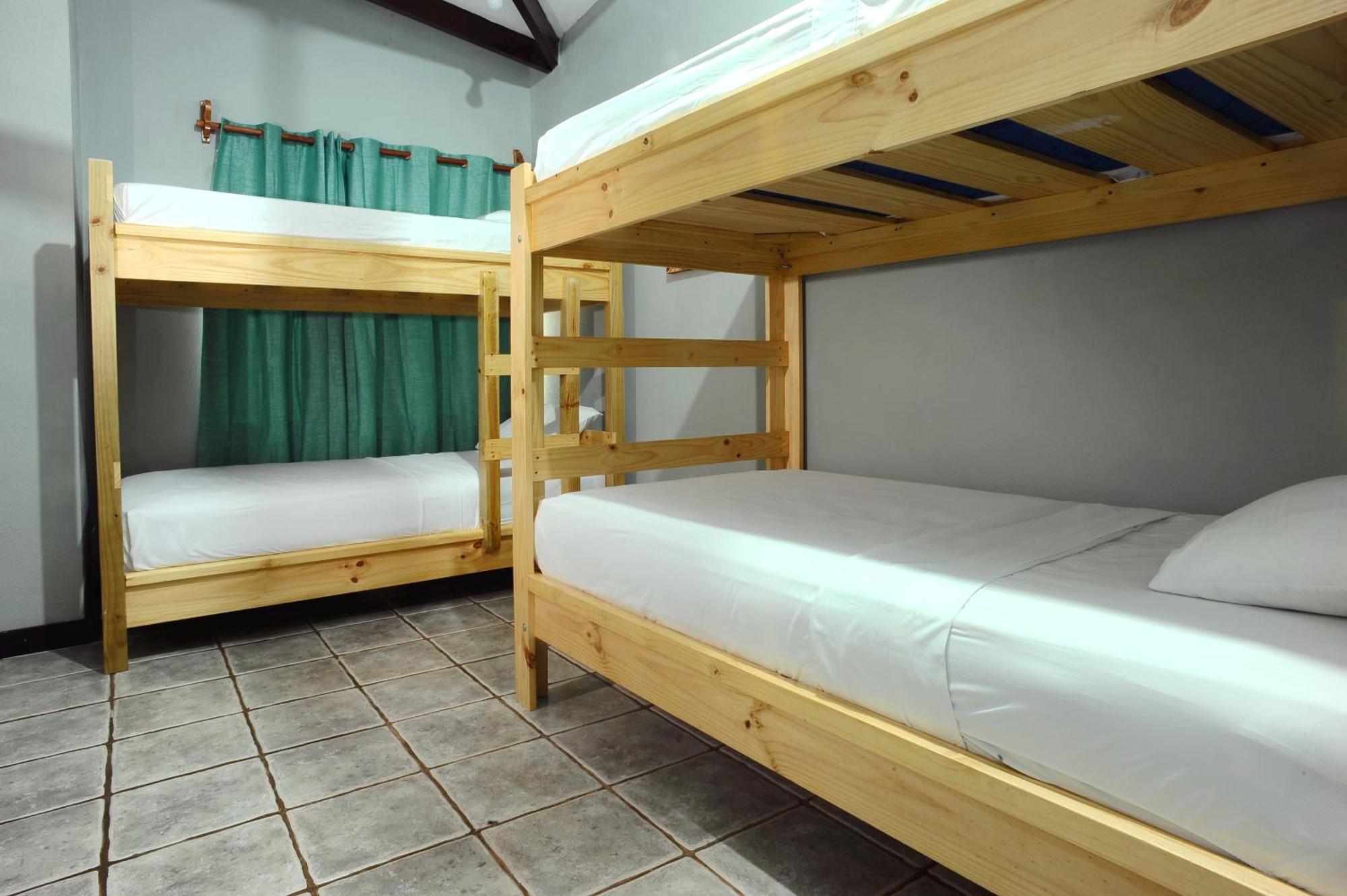 Private Fully Furnished Home At Wide Mouth Frog Hostel Quepos Exteriör bild
