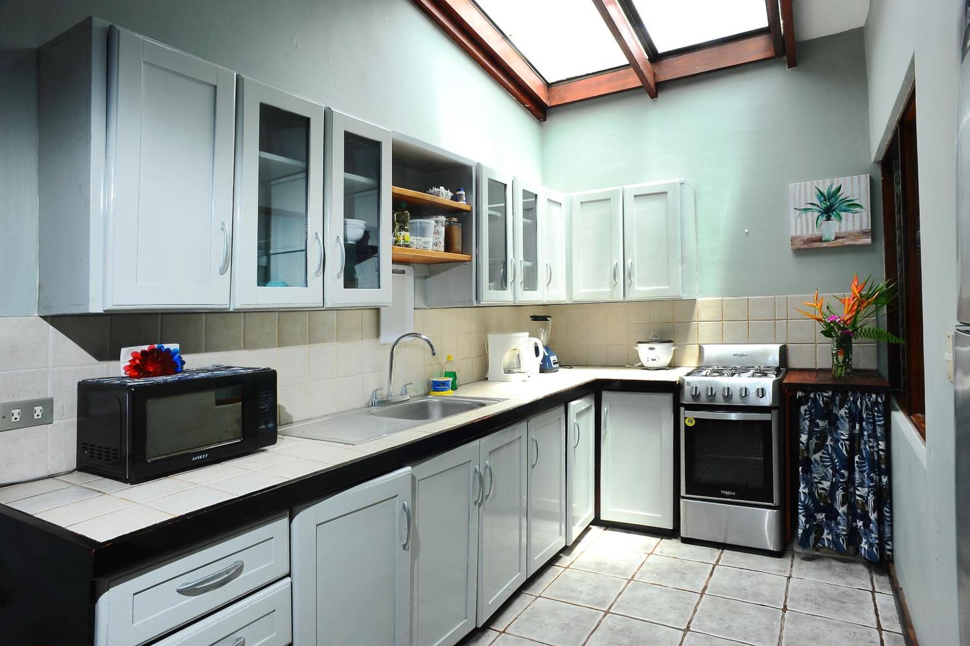 Private Fully Furnished Home At Wide Mouth Frog Hostel Quepos Exteriör bild