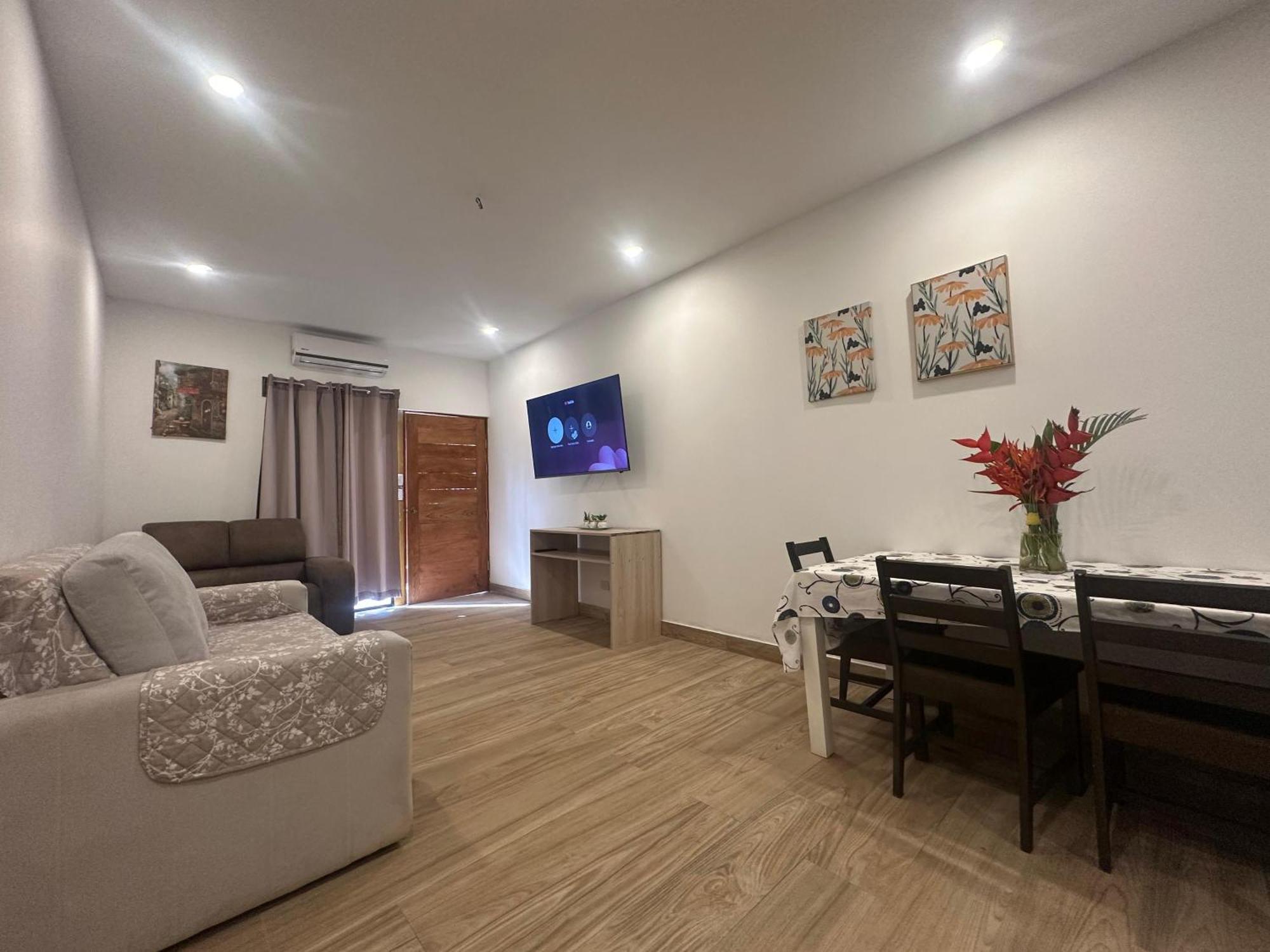 Private Fully Furnished Home At Wide Mouth Frog Hostel Quepos Exteriör bild